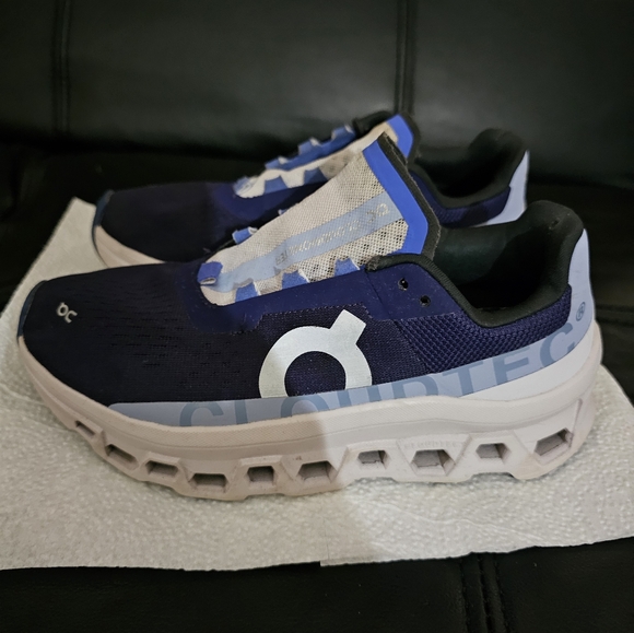 On sneakers - Picture 4 of 9